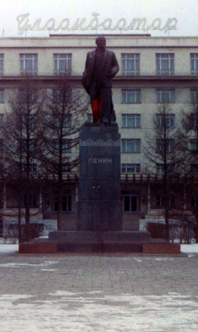 Beeld Lenin voor het Ulan Bator Hotel