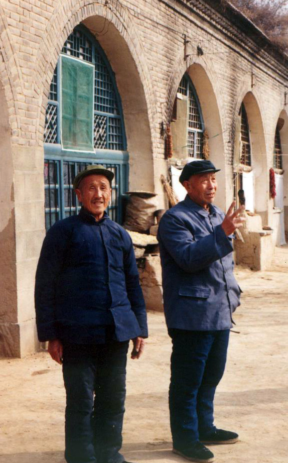 Boeren voor de grot van Mao Zedong Boeren voor de grot van Mao Zedong