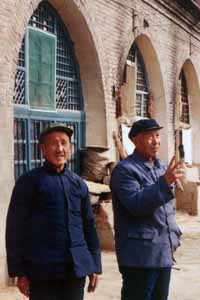 Lui Zhifu en Xie Hongyan voor hun grotwoningen Lui Zhifu en Xie Hongyan voor hun grotwoningen